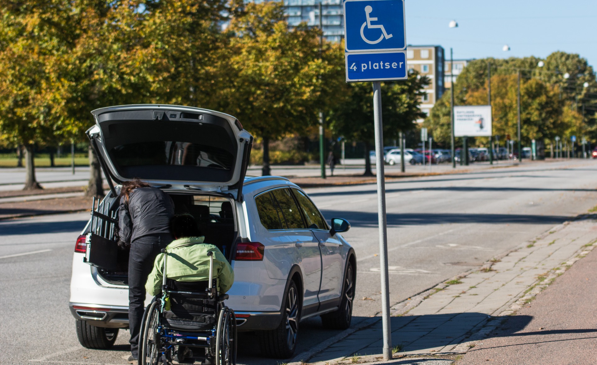 Parkerad bil på handikappsparkering