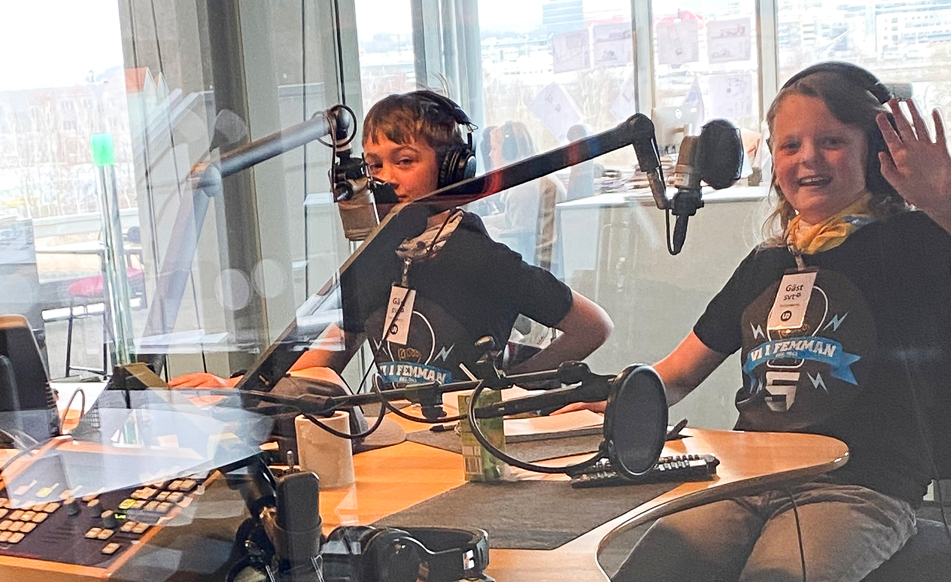 Bild på två elever från Furuhällsskolan i radiohuset i Göteborg.