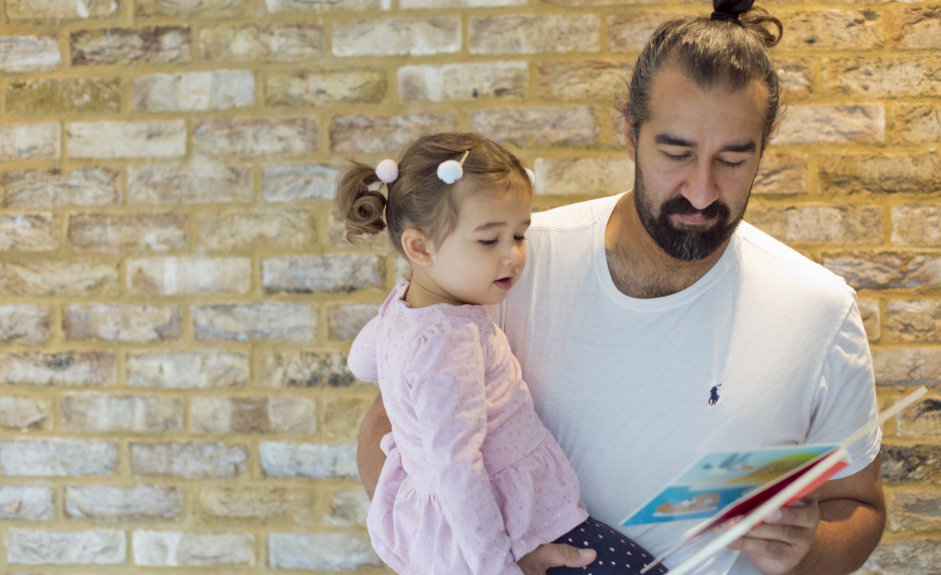 pappa läser saga för tvåårig dotter